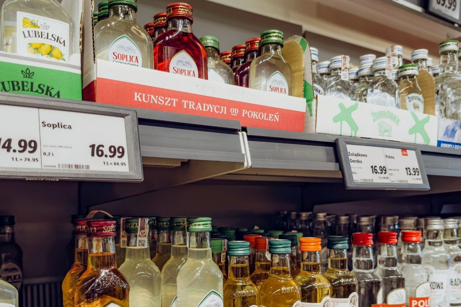 Butelki wódki w sklepie