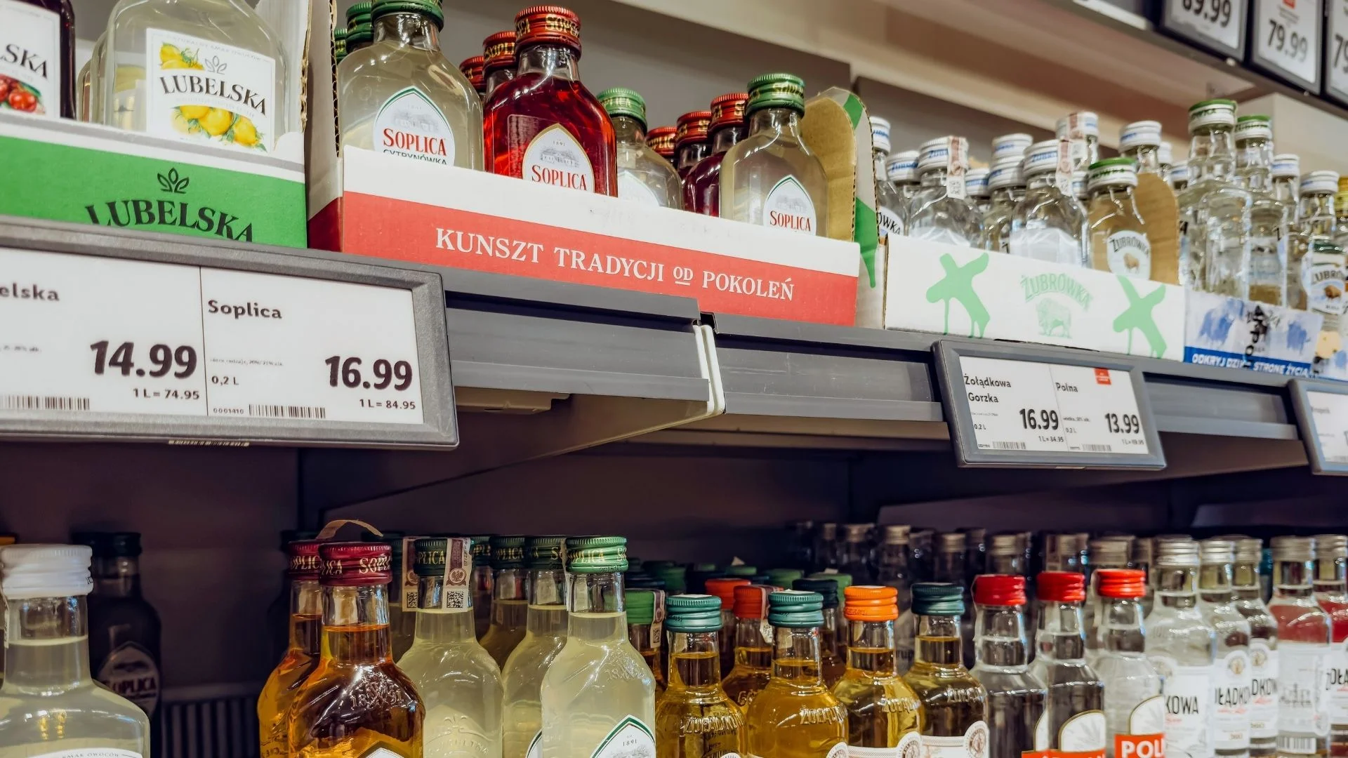 Koniec "małpek" w Polsce? Zaskakująca zgoda w Sejmie Butelki wódki w sklepie