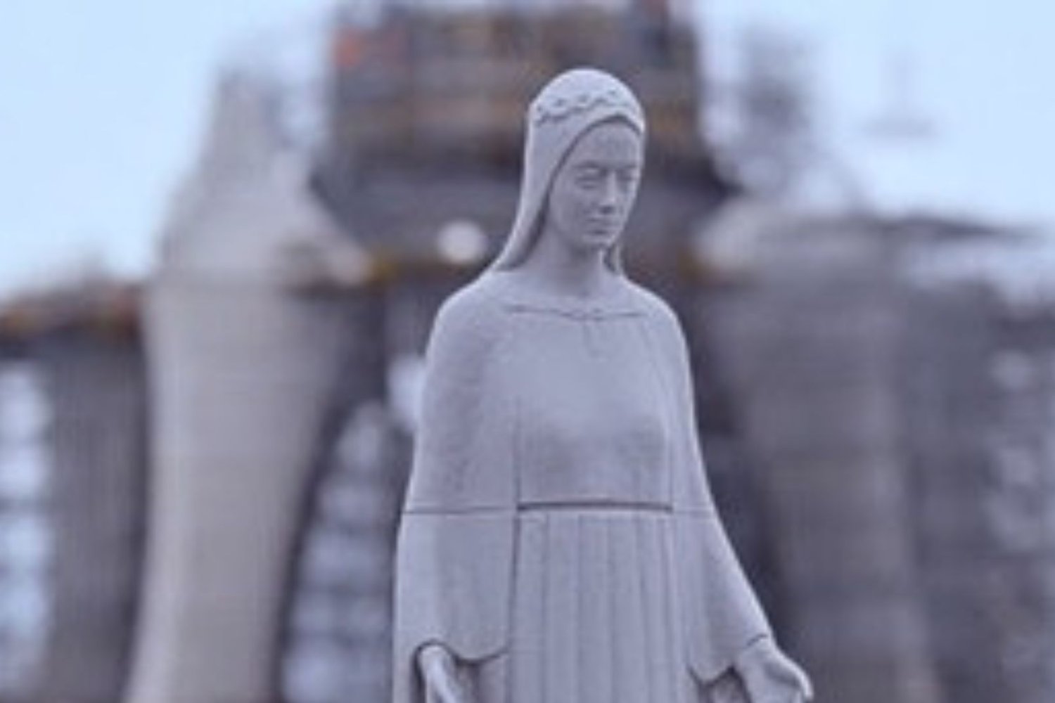 figura monumentu Matki Boskiej w Konotopiu.