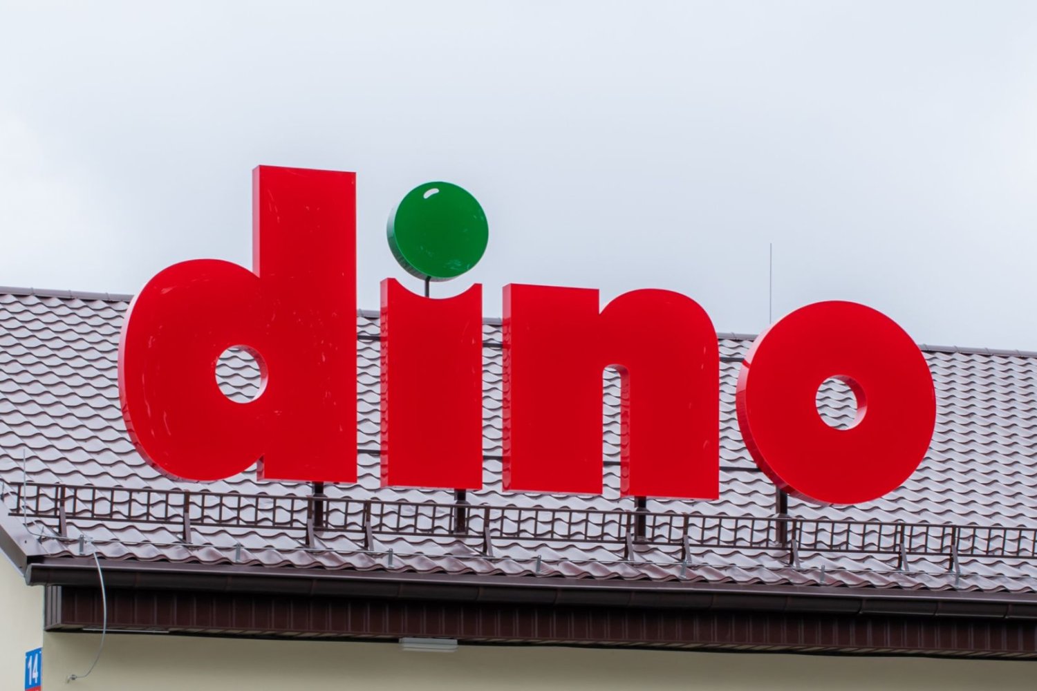 Nowe Dino otwarte w Wilanowie. Mówiąc językiem bogatych: "kurnik" ruszył Logo sklepu Dino.