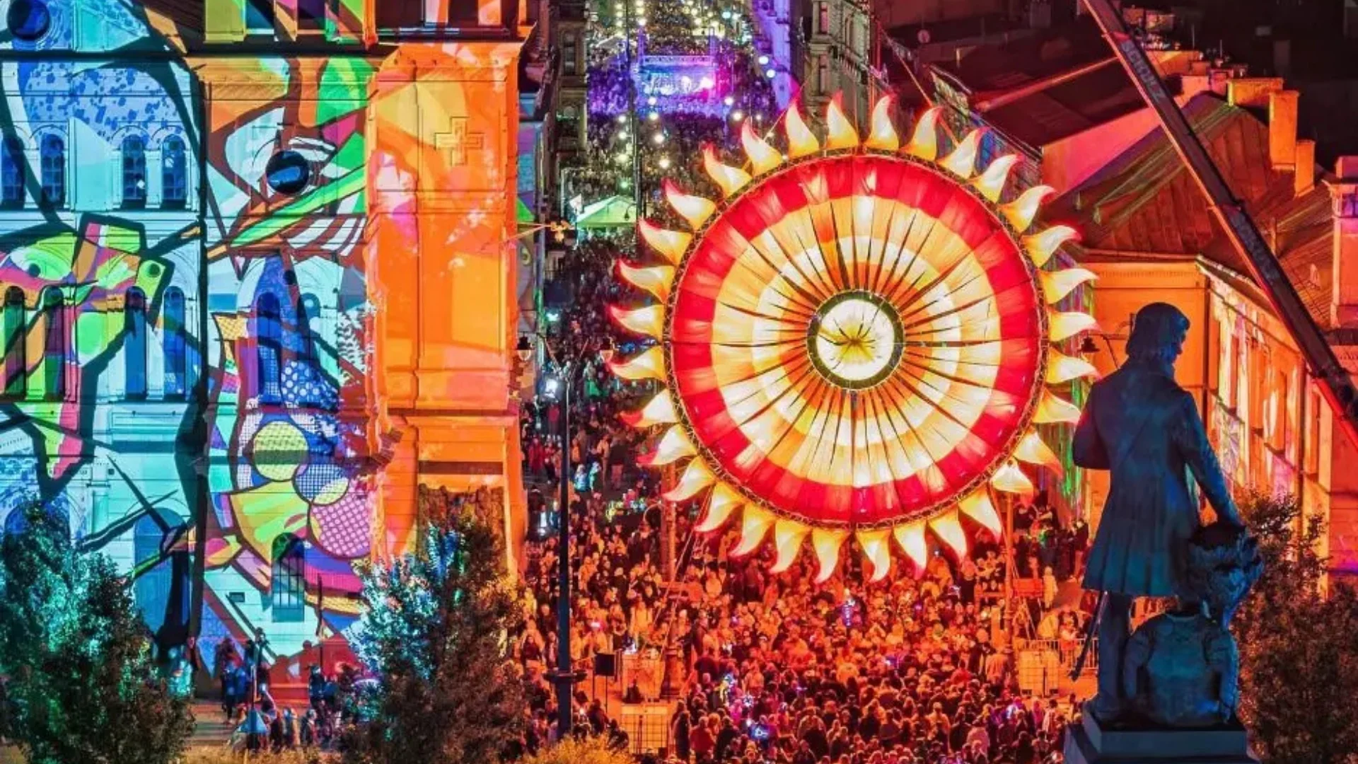 Light Move Festival wraca do Łodzi. MPK zmienia trasy, ulice będą zamknięte Light Move Festival w Łodzi - edycja 2025. Mnóstwo ludzi i świateł na ulicacha miasta.