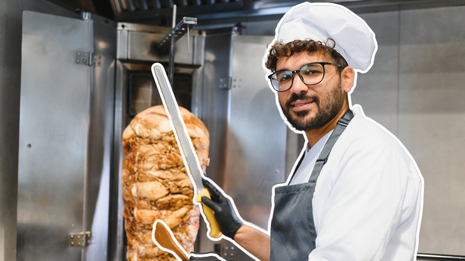 Rekordowe upały pustoszą restauracje. Nawet kebaby przegrywają ze słońcem Mężczyzna kroi pieczonego kebaba. Jest kucharzem.