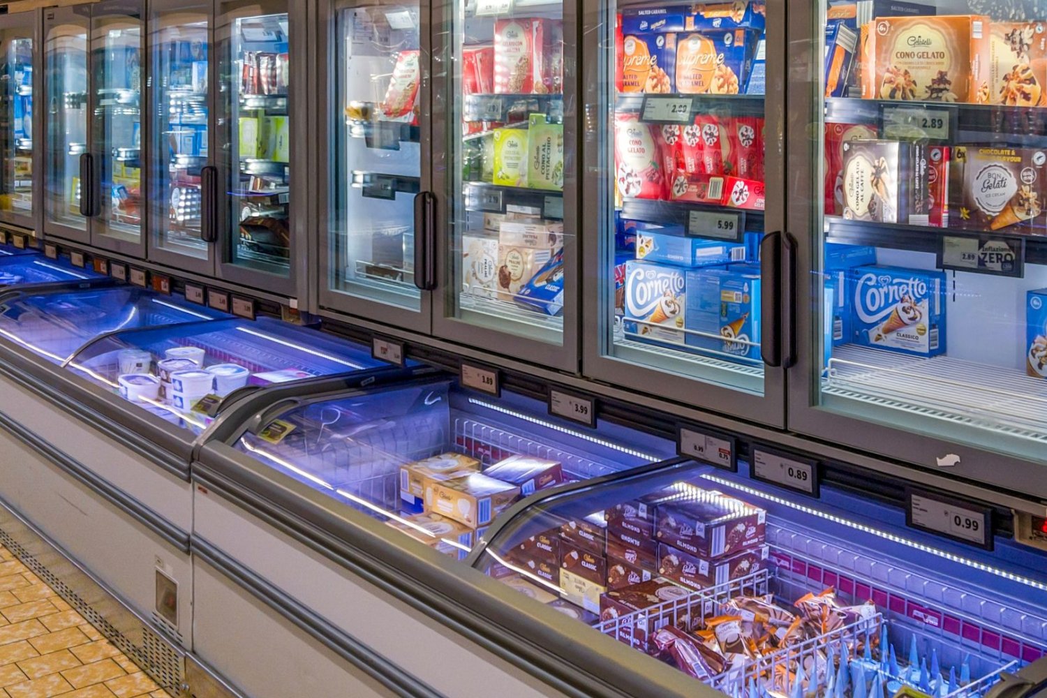 Pilny komunikat GIS. 4 partie "dubajskich" lodów wycofane z Lidla Lodwowka z lodami w sklepie Lidl.