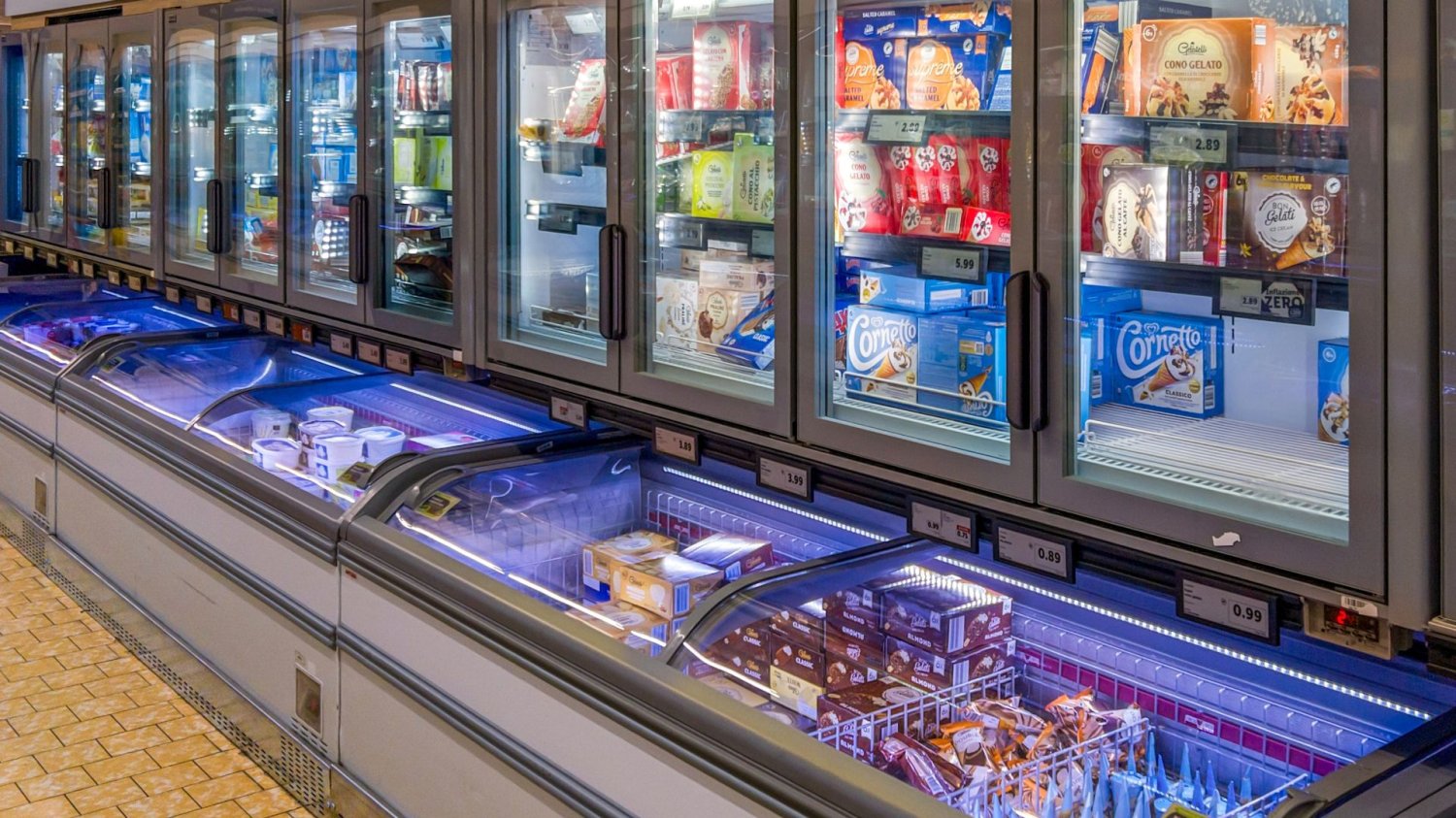 Pilny komunikat GIS. 4 partie "dubajskich" lodów wycofane z Lidla Lodwowka z lodami w sklepie Lidl.