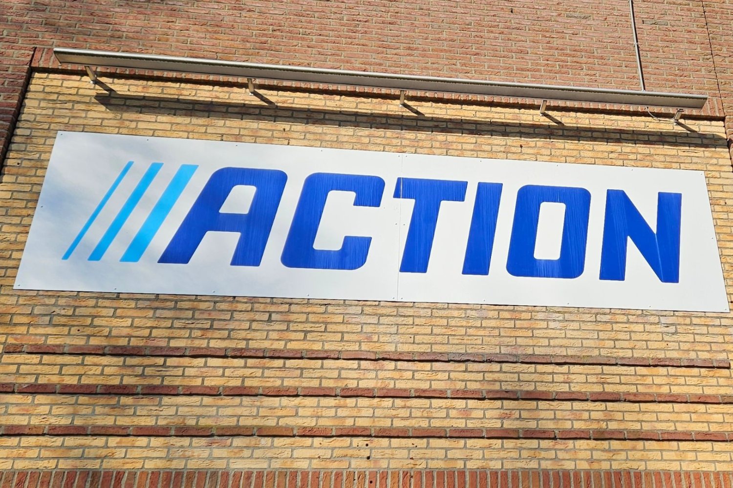 Action ma ekspres, który robi iced coffee w kilka minut. Kosztuje mniej niż 80 zł. Logo Action.
