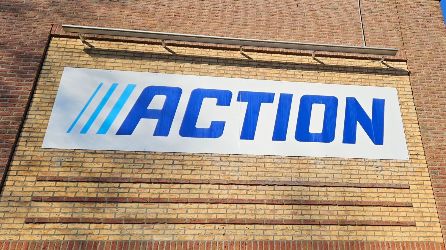 Action ma ekspres, który robi iced coffee w kilka minut. Kosztuje mniej niż 80 zł. Logo Action.
