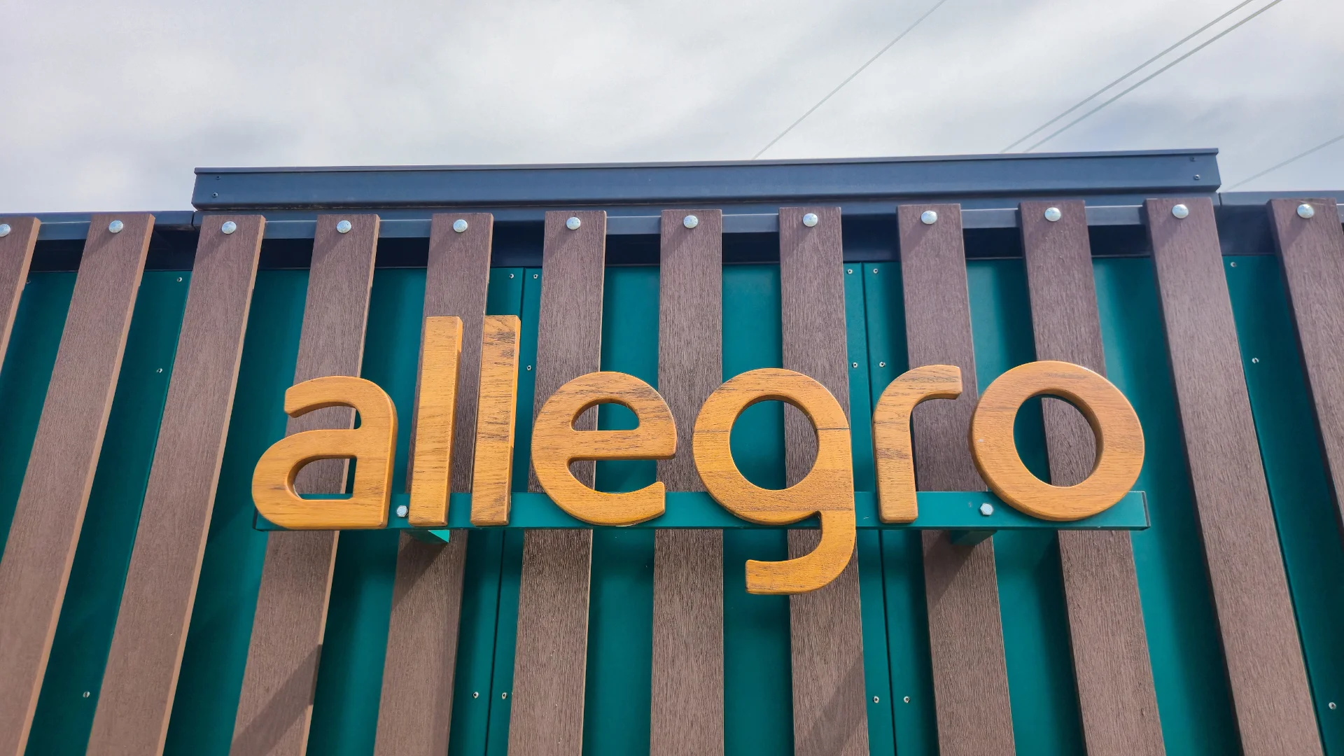 Kurs akcji Allegro rośnie. Spółka skupuje swoje papiery logo allegro