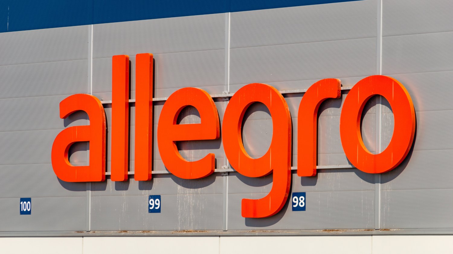 Logo Allegro na budynku.