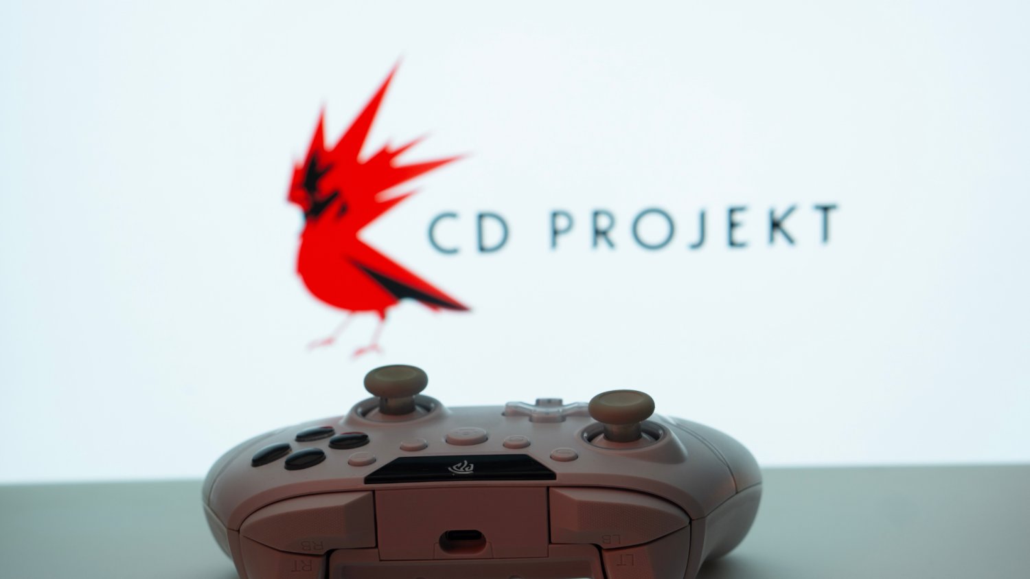 Kurs akcji CD Projektu w zawieszeniu. Może powrócić problem na wykresie Logo CD Projekt
