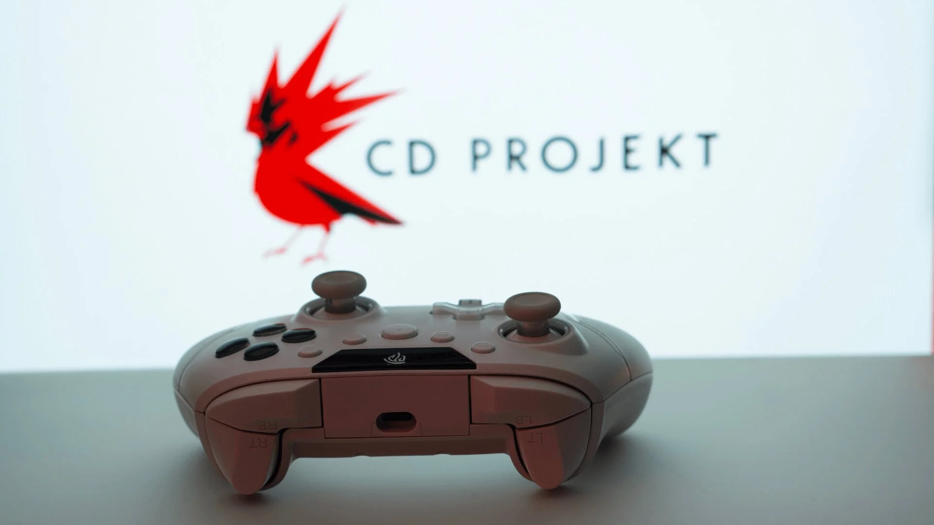 To nie ułatwi życia posiadaczom akcji CD Projektu. Remaster " Wiedźmina 3" z problemami logo cd projektu i pad