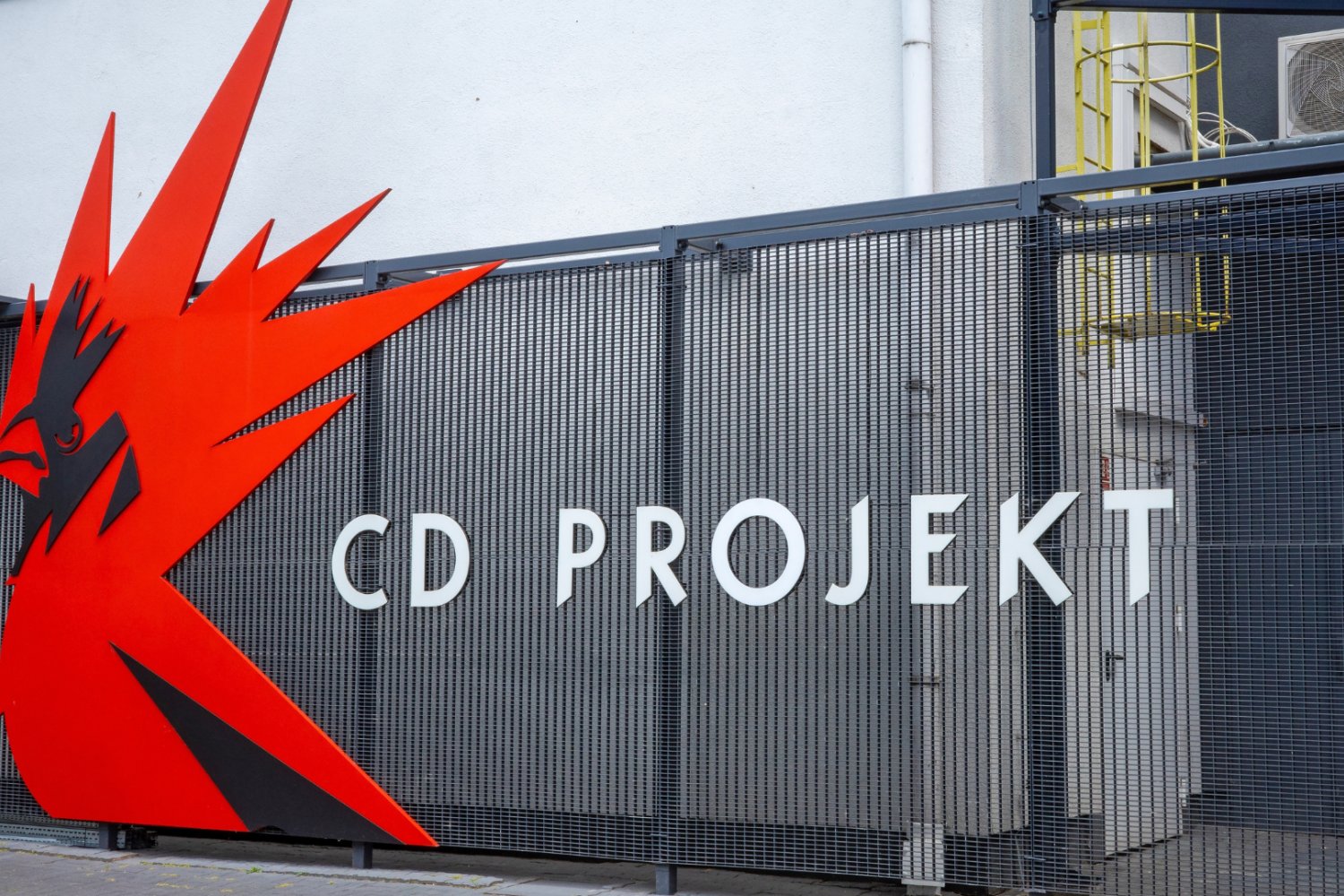 Kurs akcji CD Projektu nadal rozczarowuje. Nie pomaga sukces nowej współpracy Redów Logo CD Projektu na budynku