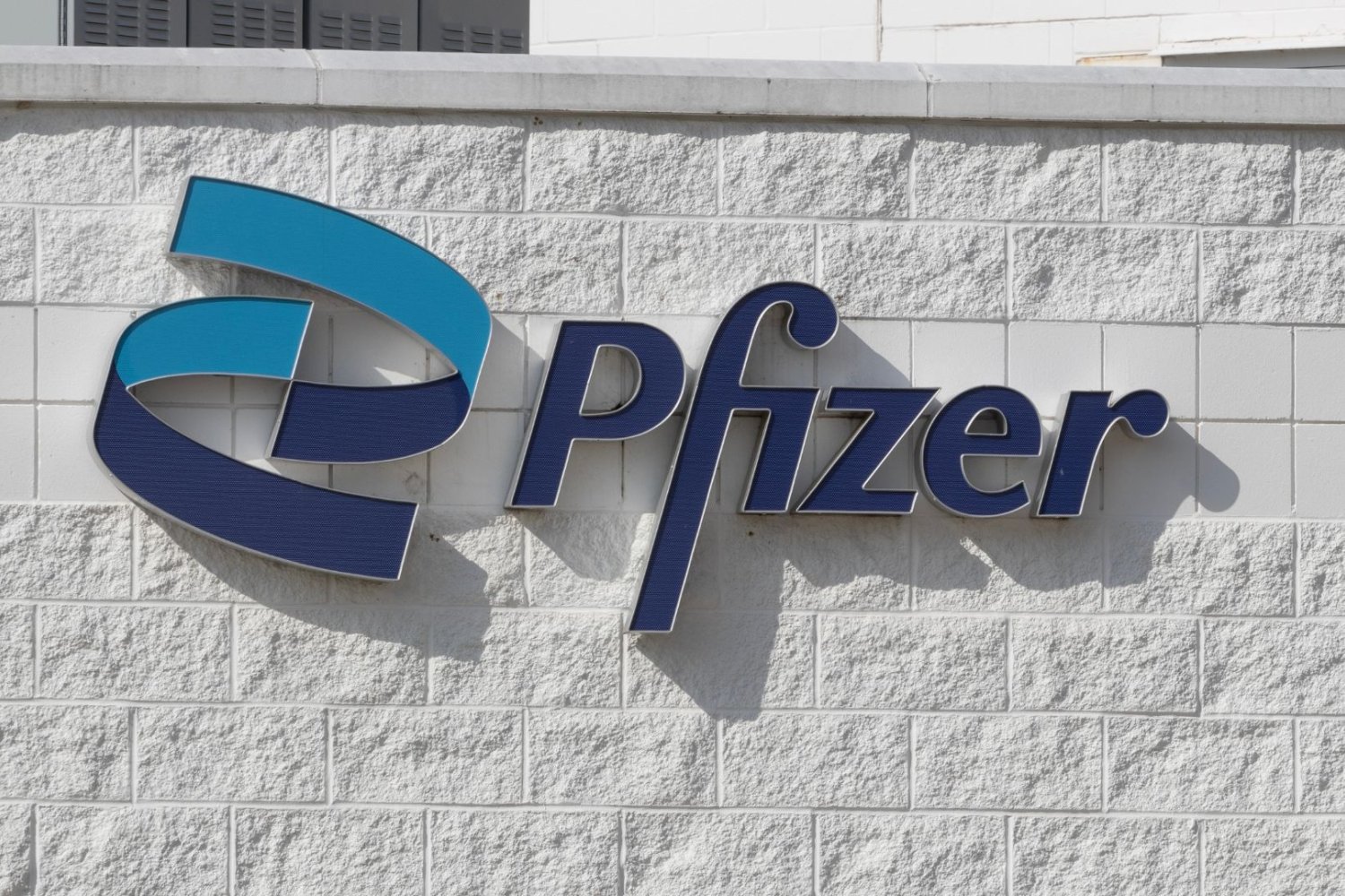 Logo firmy Pfizer.