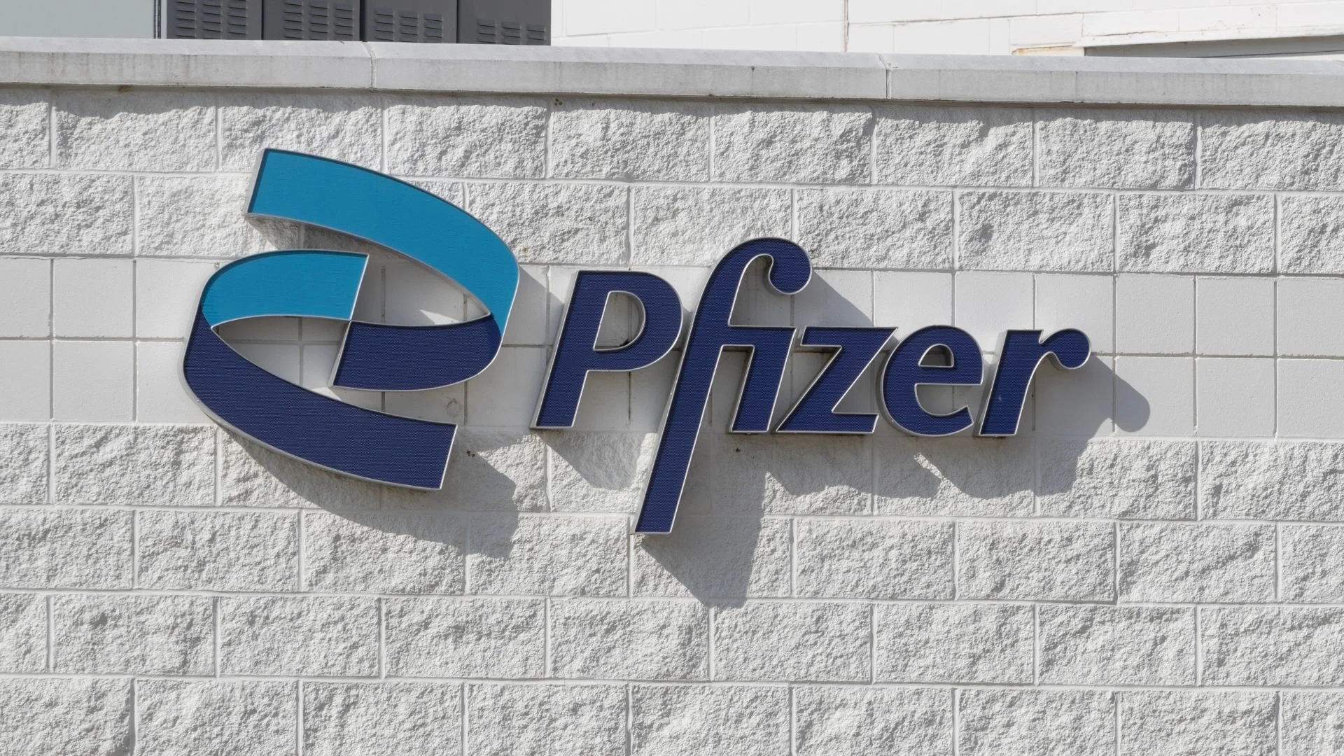 Miliardowa kara dla Polski za szczepionki. Pfizer dokręca śrubę, Bruksela umywa ręce