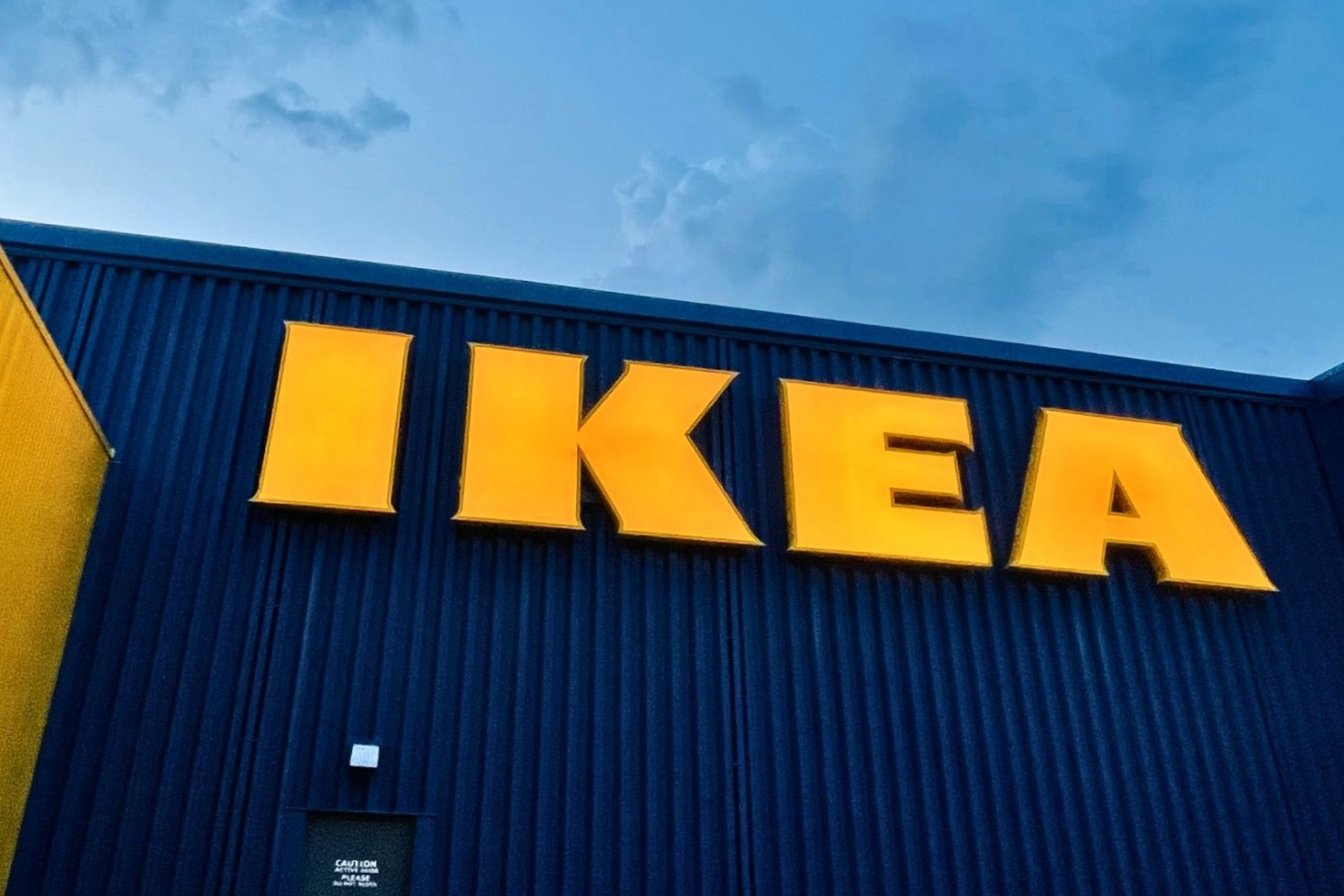 Logo Ikea na sklepie szwedzkiego giganta.