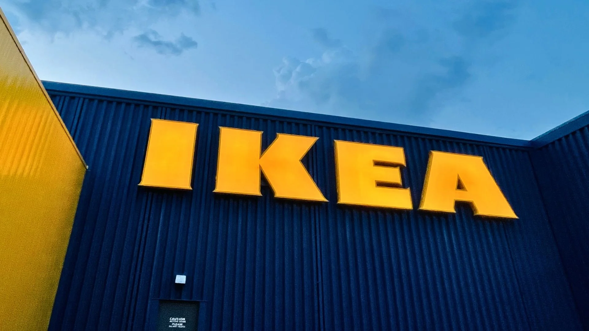 Logo Ikea na sklepie szwedzkiego giganta.