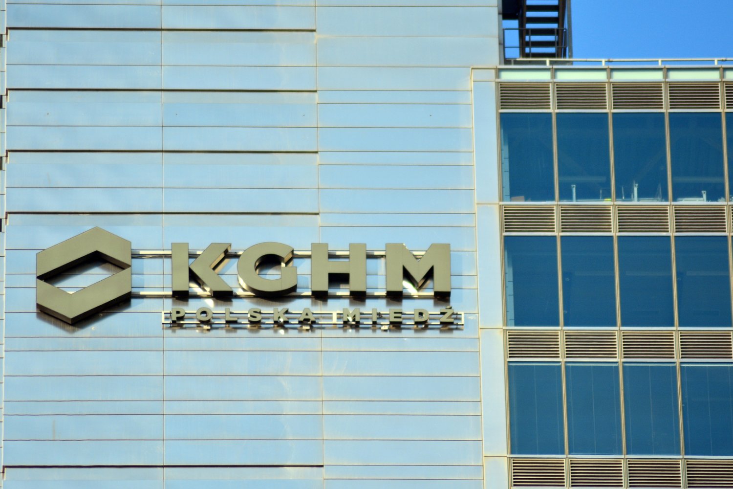 Logo KGHM na biurowcu.