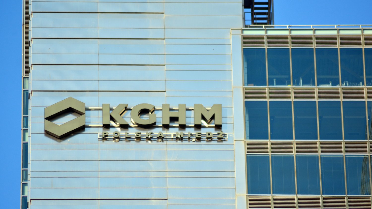 Logo KGHM na biurowcu.