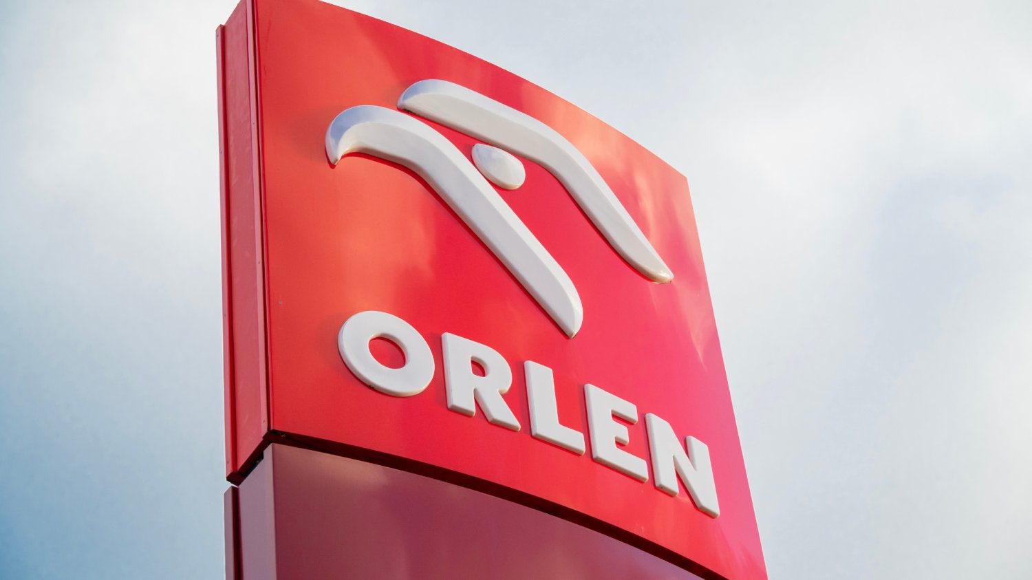 Kurs akcji Orlenu rośnie. Pomagają ekspansja na Słowacji, OZE i geopolityka Logo Orlen