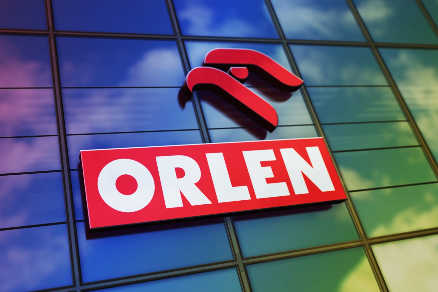 Kurs akcji Orlenu rośnie. Inwestorzy zachwyceni nową inwestycją logo orlenu na panelach fotowoltaicznych