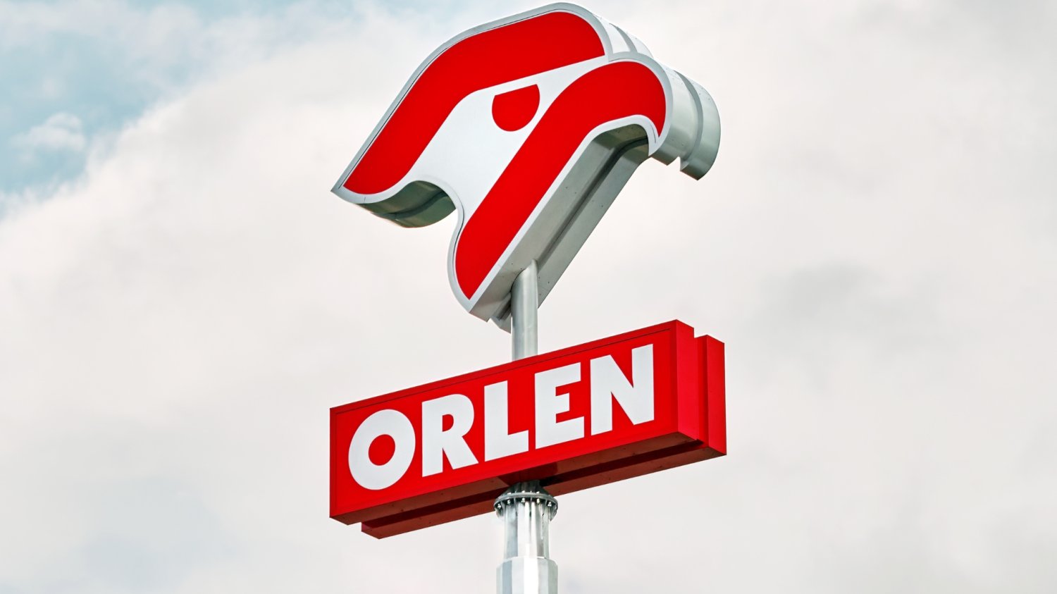Kurs akcji Orlenu spada. W tle zagrożenie ze strony Rosji logo orlenu