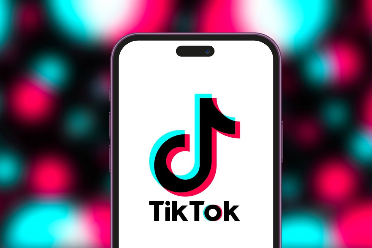 Logo TikTok na smartfonie.