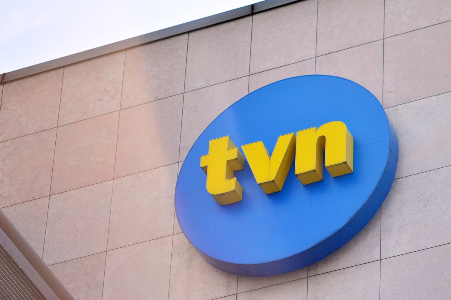 Logo TVN na budynku TVN na ulicy Wiertniczej w Warszawie.