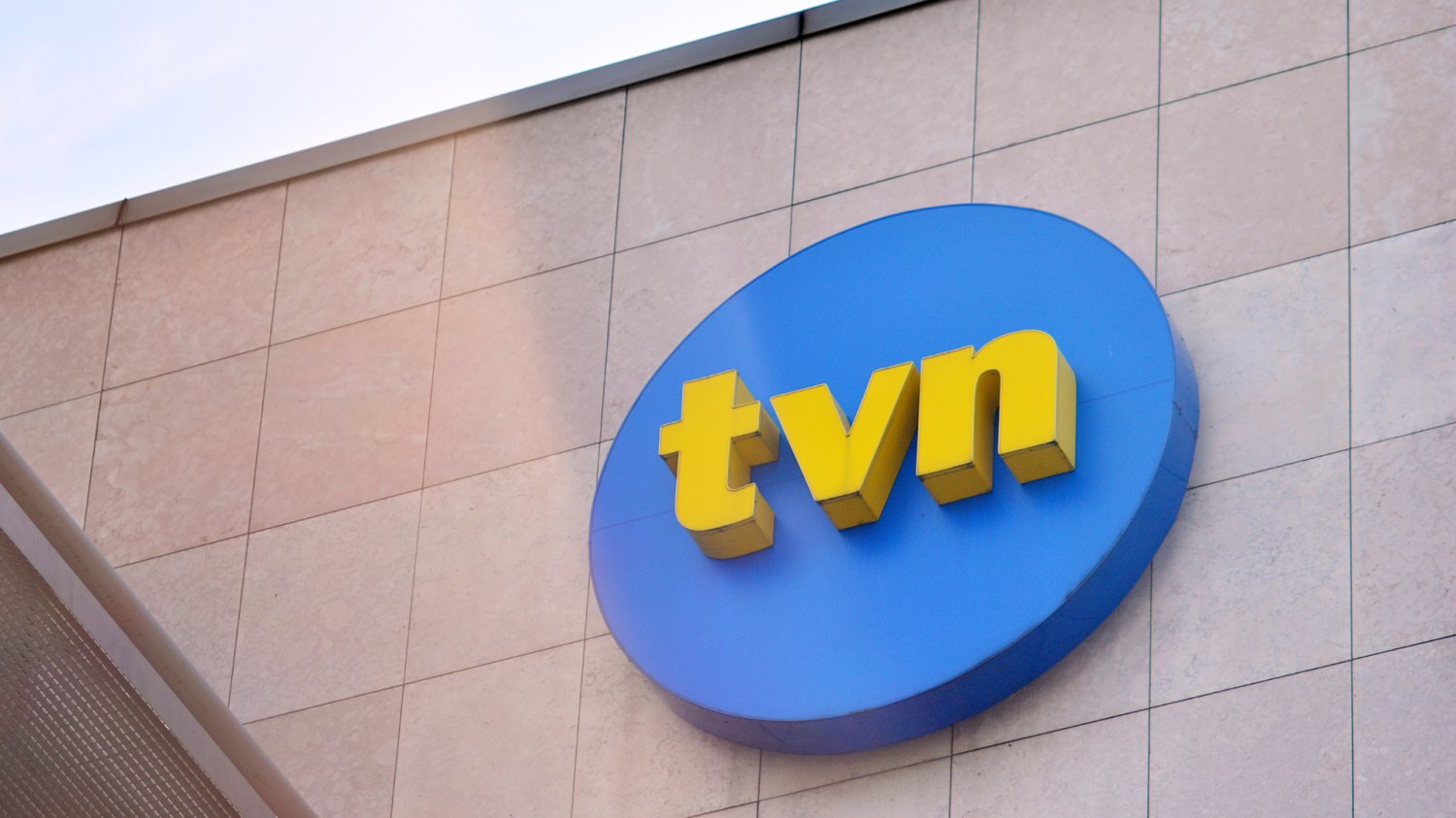 Logo TVN na budynku TVN na ulicy Wiertniczej w Warszawie.