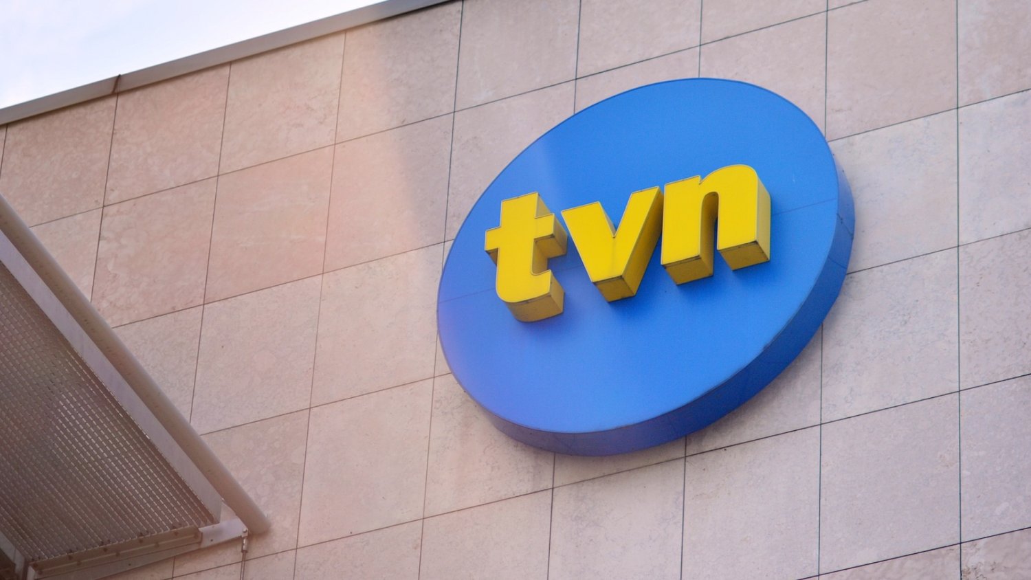 Trzęsienie ziemi w TVN. Nowy właściciel likwiduje home office i szuka oszczędności