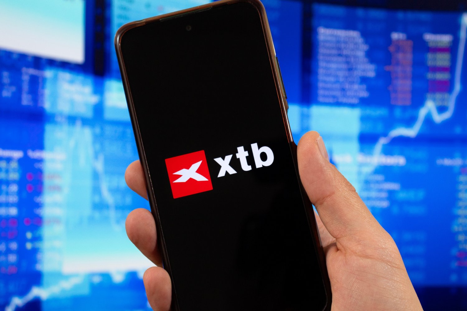 Kurs akcji XTB rośnie. Polacy tłumnie ruszyli inwestować logo xtb na smartfonie