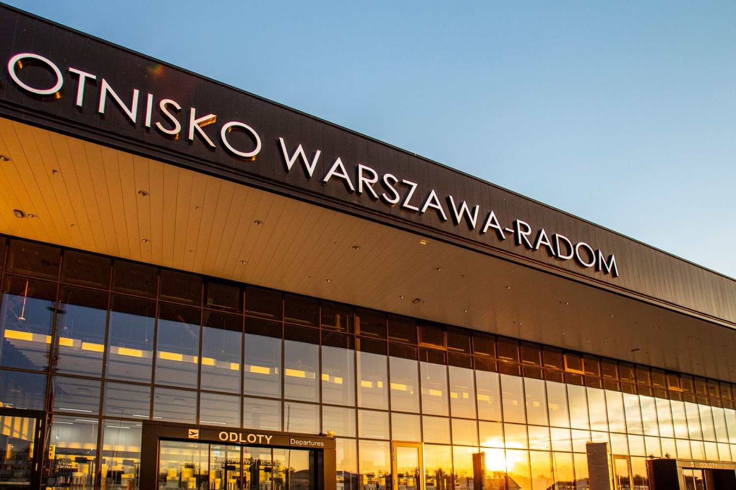 Dramatyczna sytuacja w Radomiu. Lotnisko tnie koszty i zwalnia jedną trzecią załogi Lotnisko w Radomiu