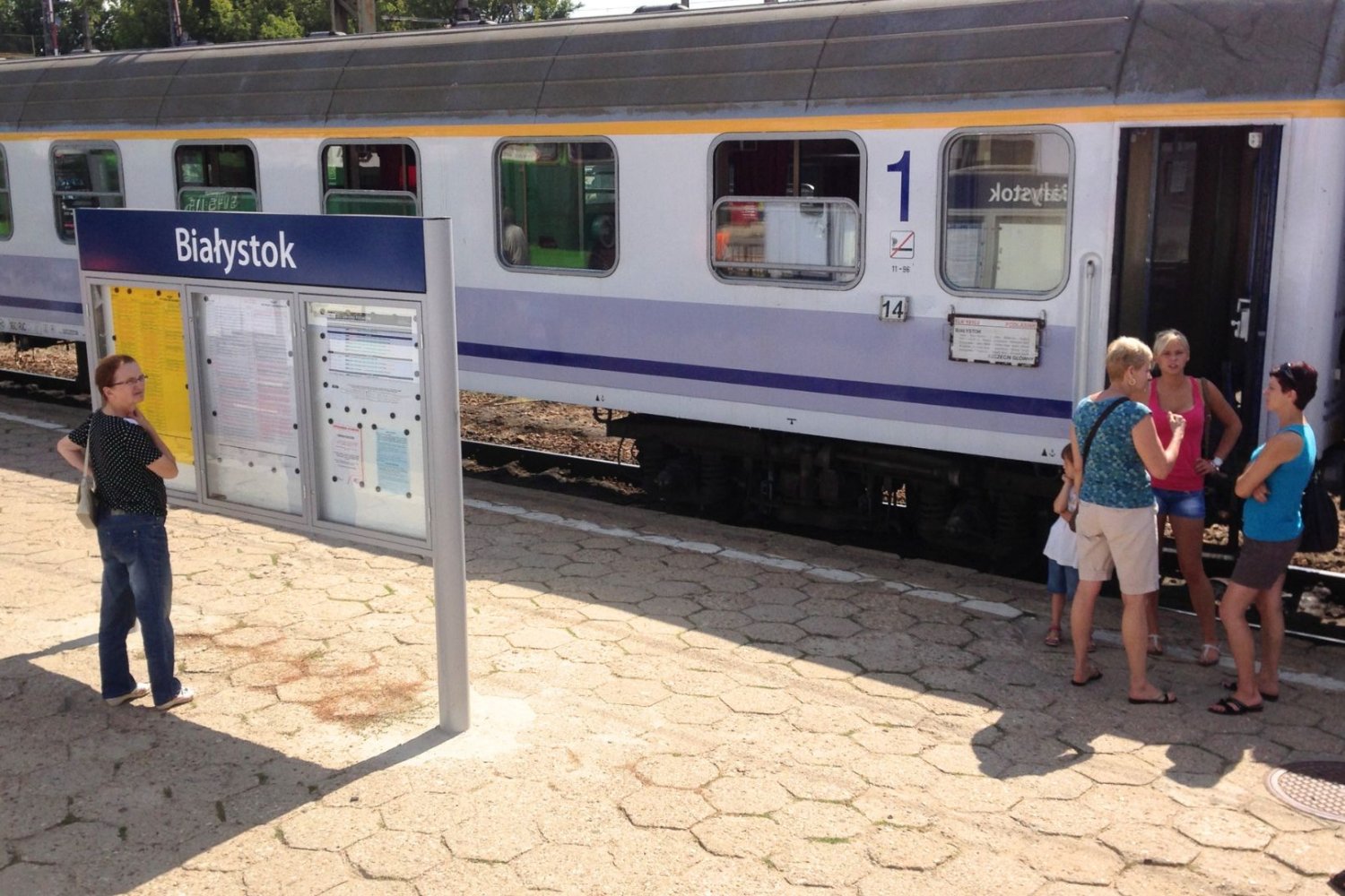 Paraliż polskiej kolei po fali upałów. Resort bije się w piersi i obiecuje zmiany. ludzie na peronie przy pociągu PKP Intercity.