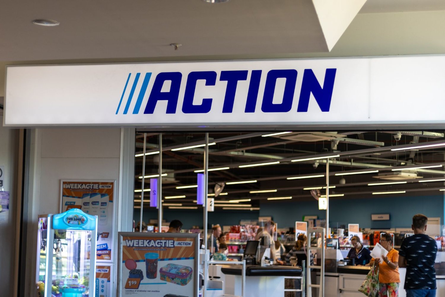 Action ma nową promocję i hity za grosze. Te produkty znikną w parę minut. Ludzie robią zakupy w sklepie Action.