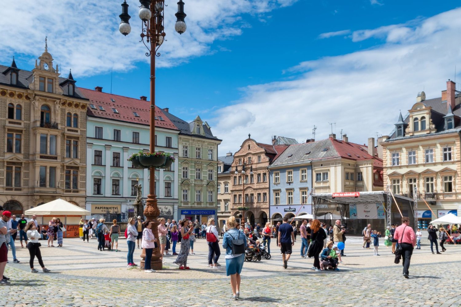 Nowe dane GUS o zarobkach. Przepaść między Polakami rośnie. Ludzie w mieście.