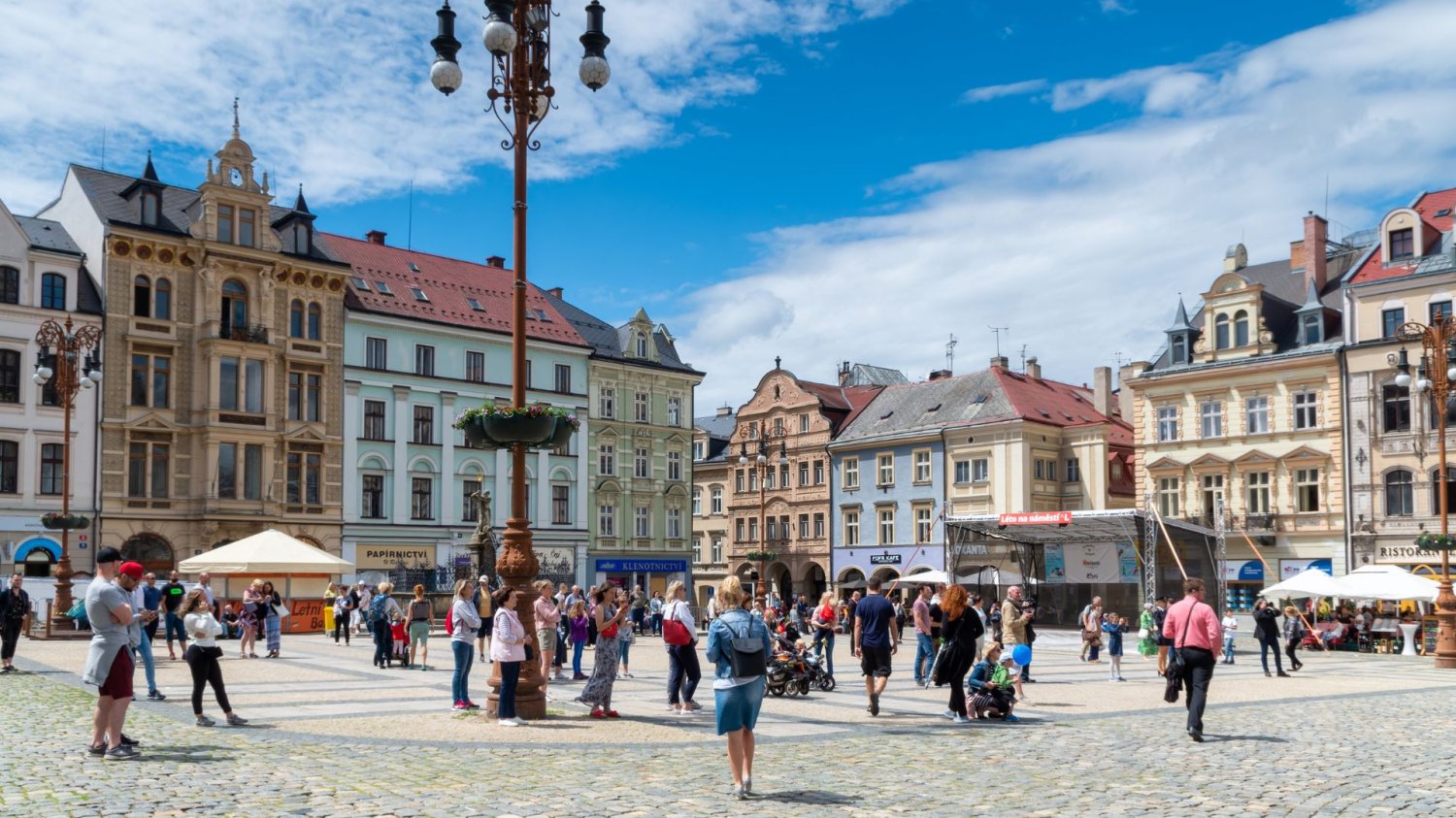 Nowe dane GUS o zarobkach. Przepaść między Polakami rośnie. Ludzie w mieście.