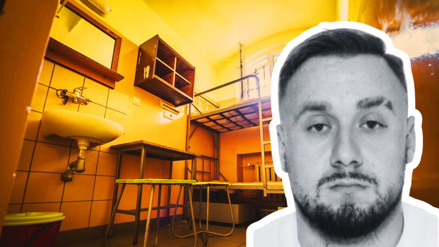 Łukasz Żak na tle więziennej celi.