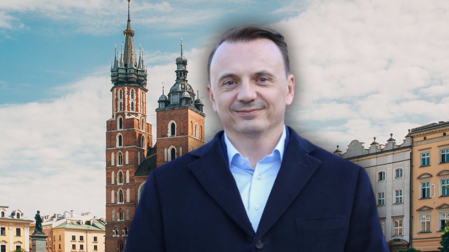Łukasz Gibała, w tle kościół mariacki.