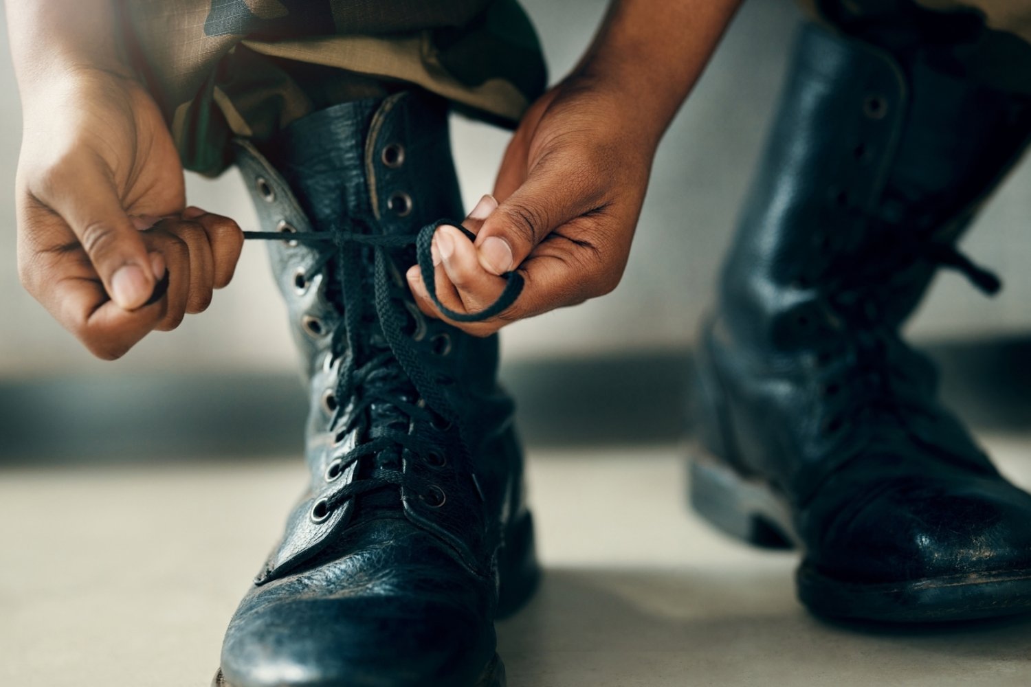 Mamy przełom w polskiej armii. Żołnierz sam wybierze buty i bieliznę Żołnierz zawiązujący buty.