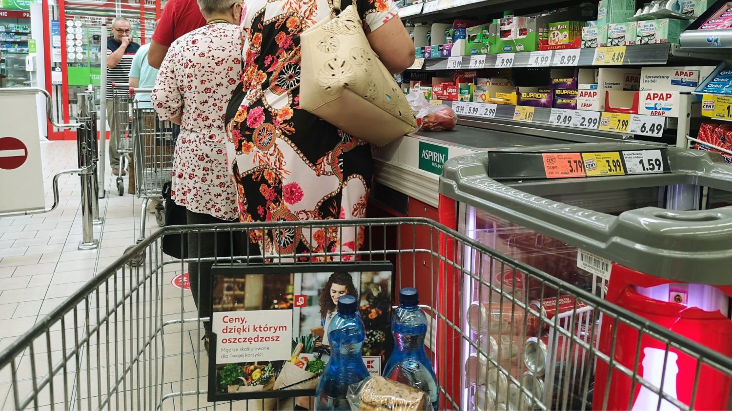 Polska może mieć tylko 4 niedziele handlowe? Sejm zajmie się propozycją. Wózek sklepowy w sklepie przy kolejce ludzi. Cztery niedziele handlowe zamiast ośmiu. Sejm niedługo podejmie decyzję.
