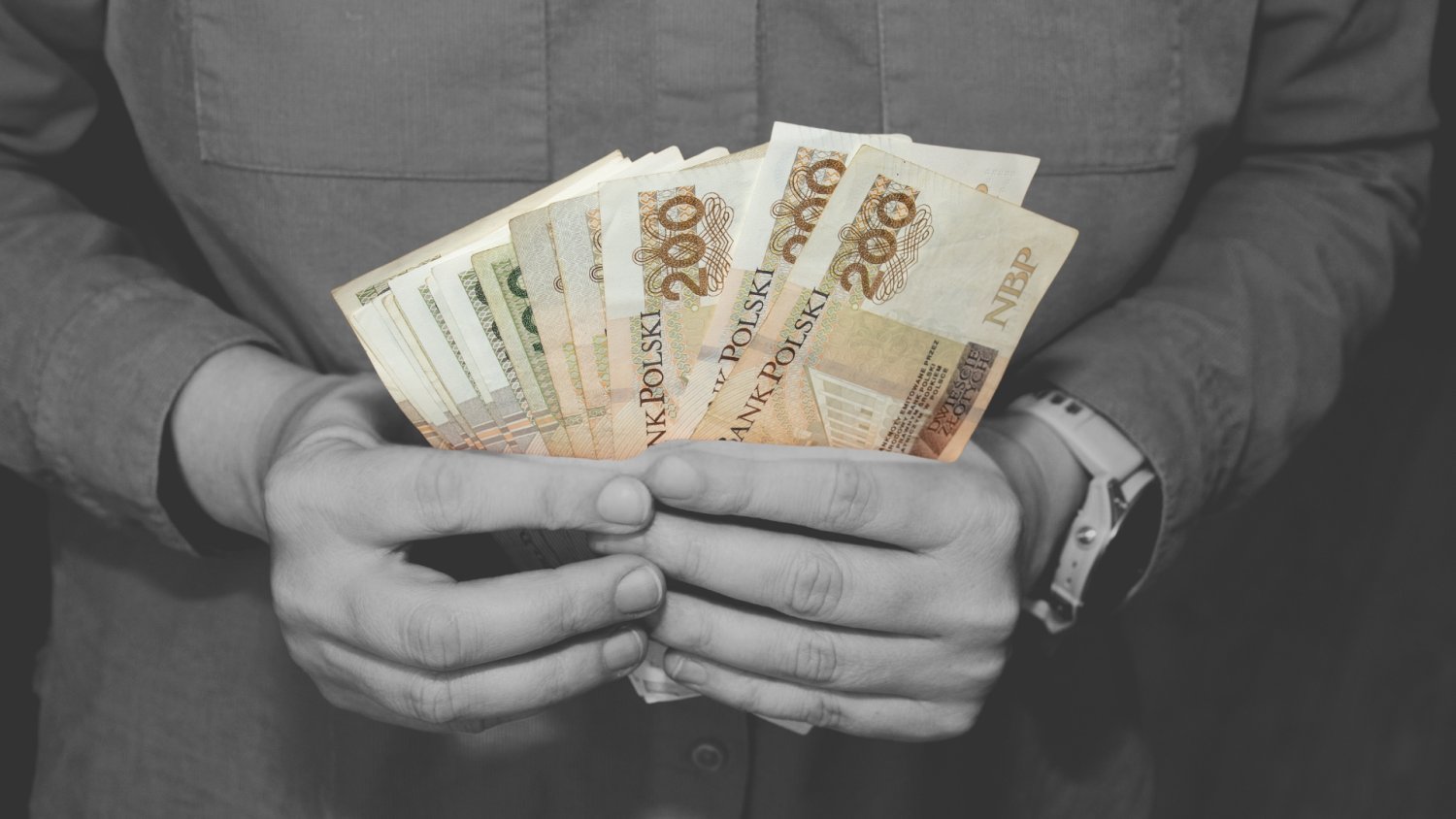 GUS: średnia pensja ponad 9,2 tys. zł. Też się głowisz, kto tyle zarabia?