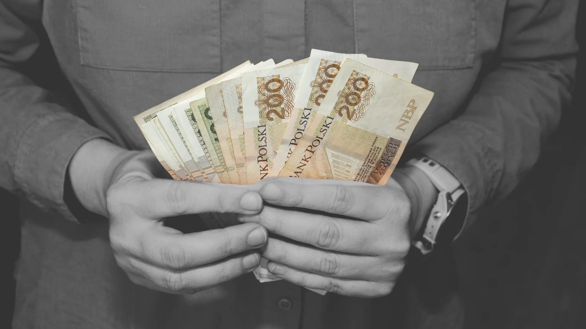 GUS: średnia pensja ponad 9,2 tys. zł. Też się głowisz, kto tyle zarabia?