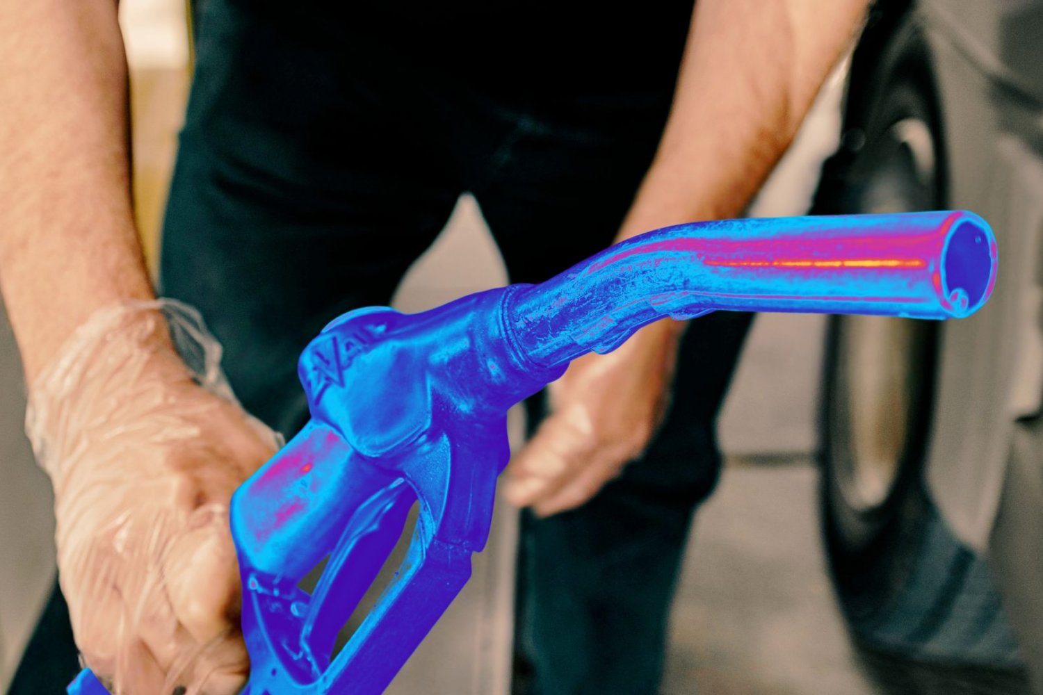 mężczyzna z pistoletem do tankowania auta