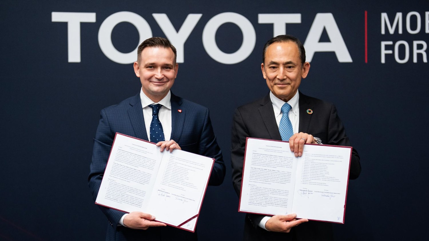 Japończycy znów pompują miliony w Polskę. Toyota otwiera potężne centrum we Wrocławiu Michał Jaros (z lewej) i Shinichi Yasui (z prawej)