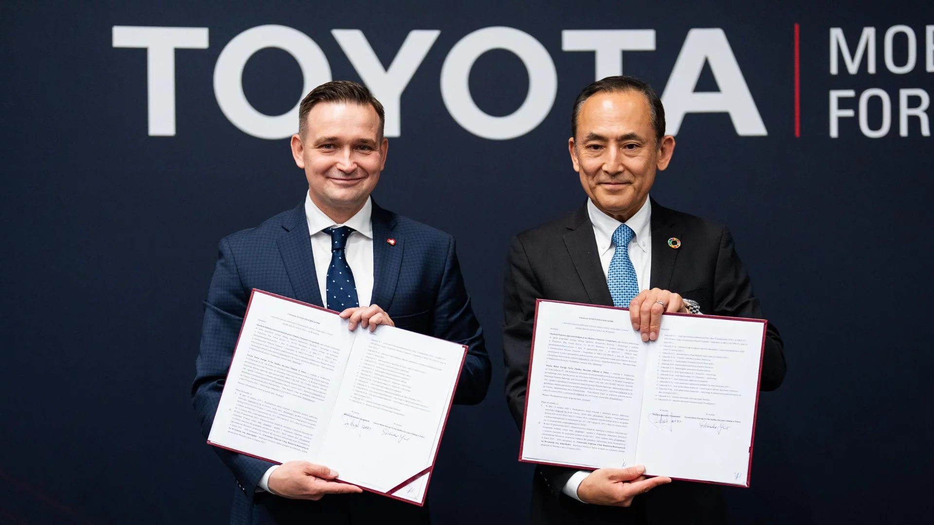 Japończycy znów pompują miliony w Polskę. Toyota otwiera potężne centrum we Wrocławiu Michał Jaros (z lewej) i Shinichi Yasui (z prawej)