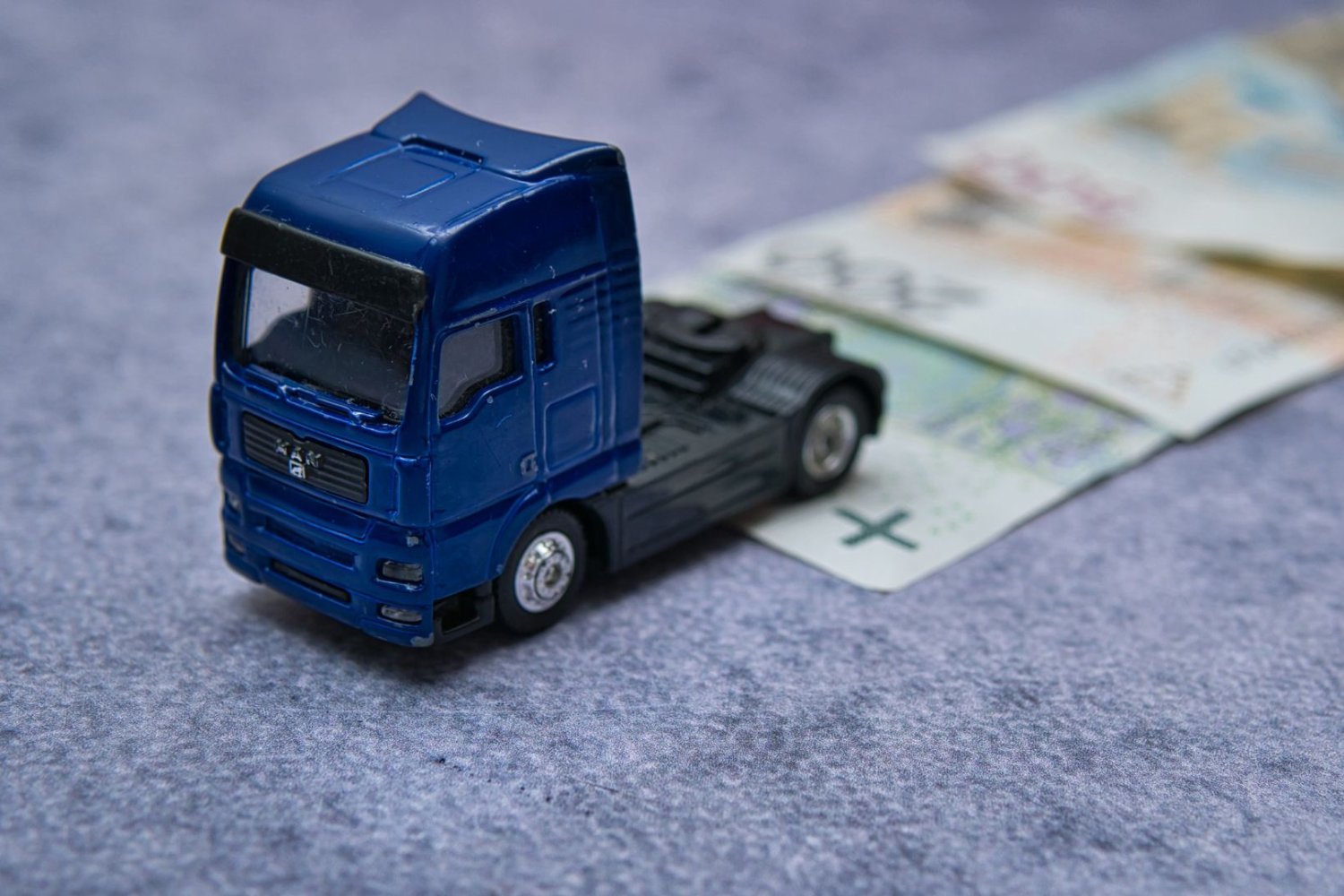Można dostać 18 tys. zł w tym zawodzie, chętnych brak. Ta branża nie może stać w miejscu Miniaturowa ciężarówka z banknotami.