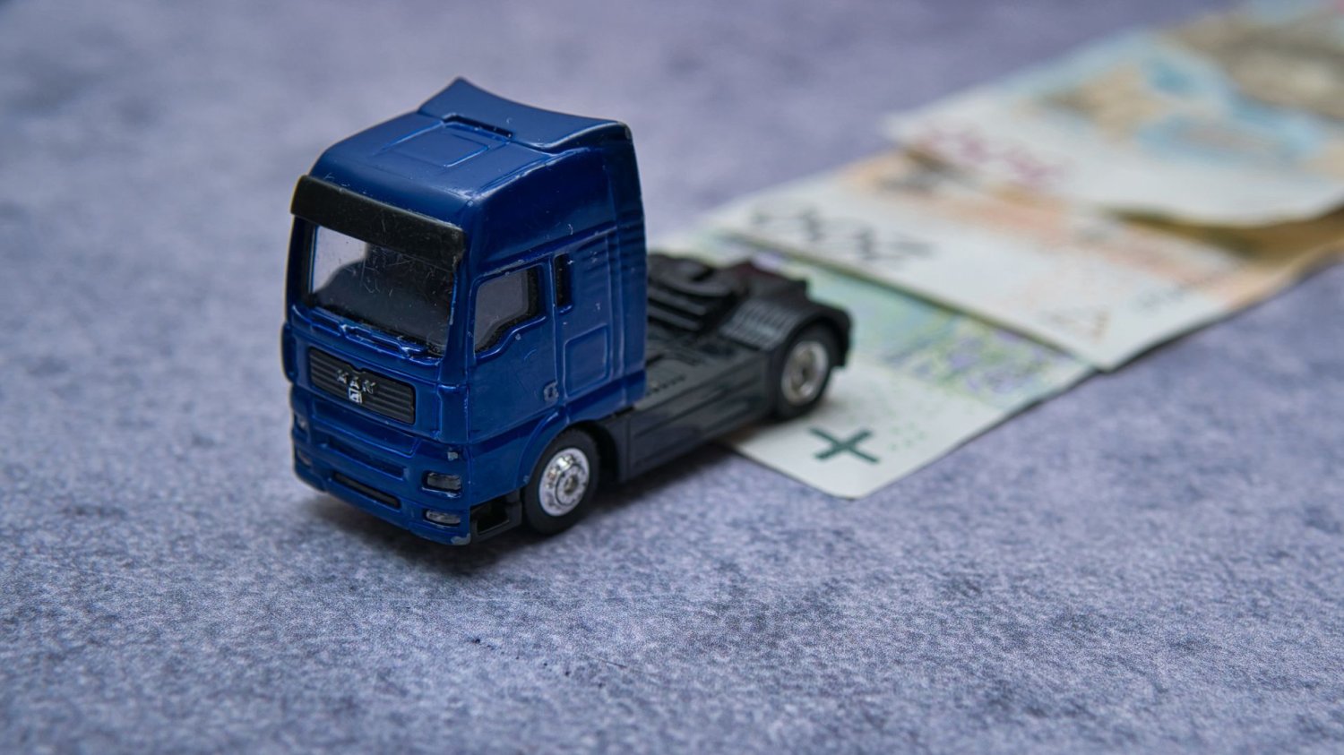 Miniaturowa ciężarówka z banknotami.