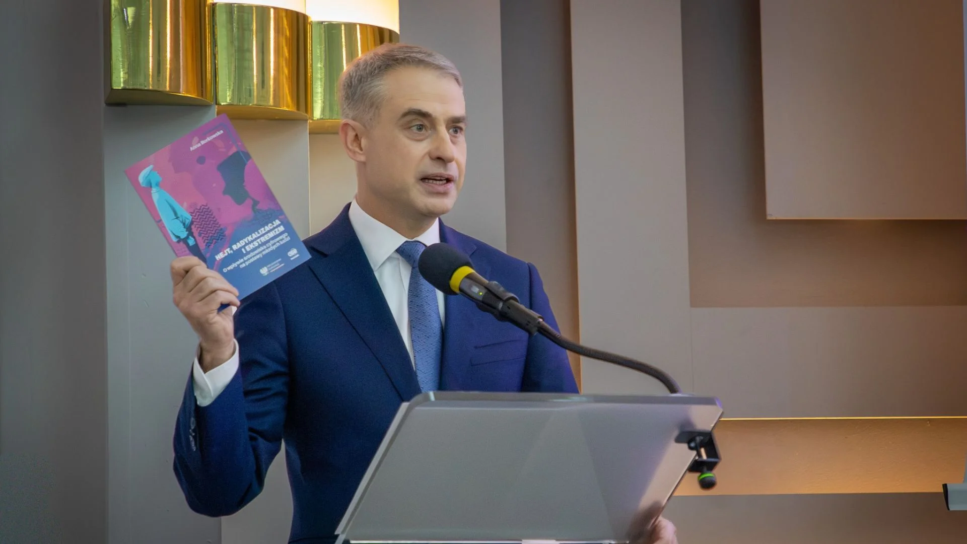 Rekordowa fala nienawiści w sieci. Rząd i eksperci wkraczają do akcji Minister cyfryzacji Krzysztof Gawkowski na konferencji prasowej.