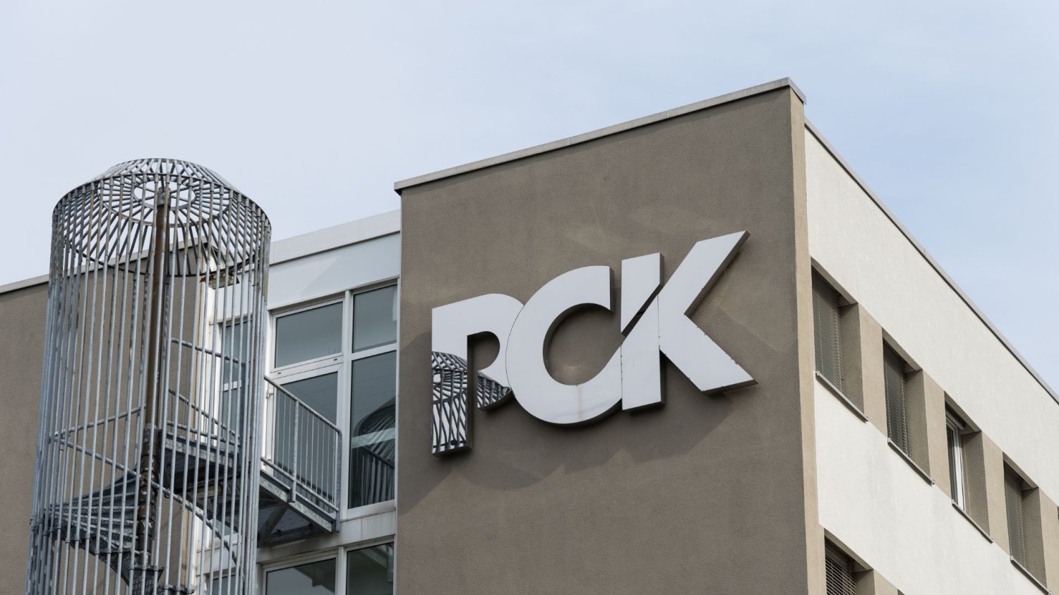 Polska chce pomóc niemieckiej rafinerii PCK. Brak przełomu Budynek PCK.