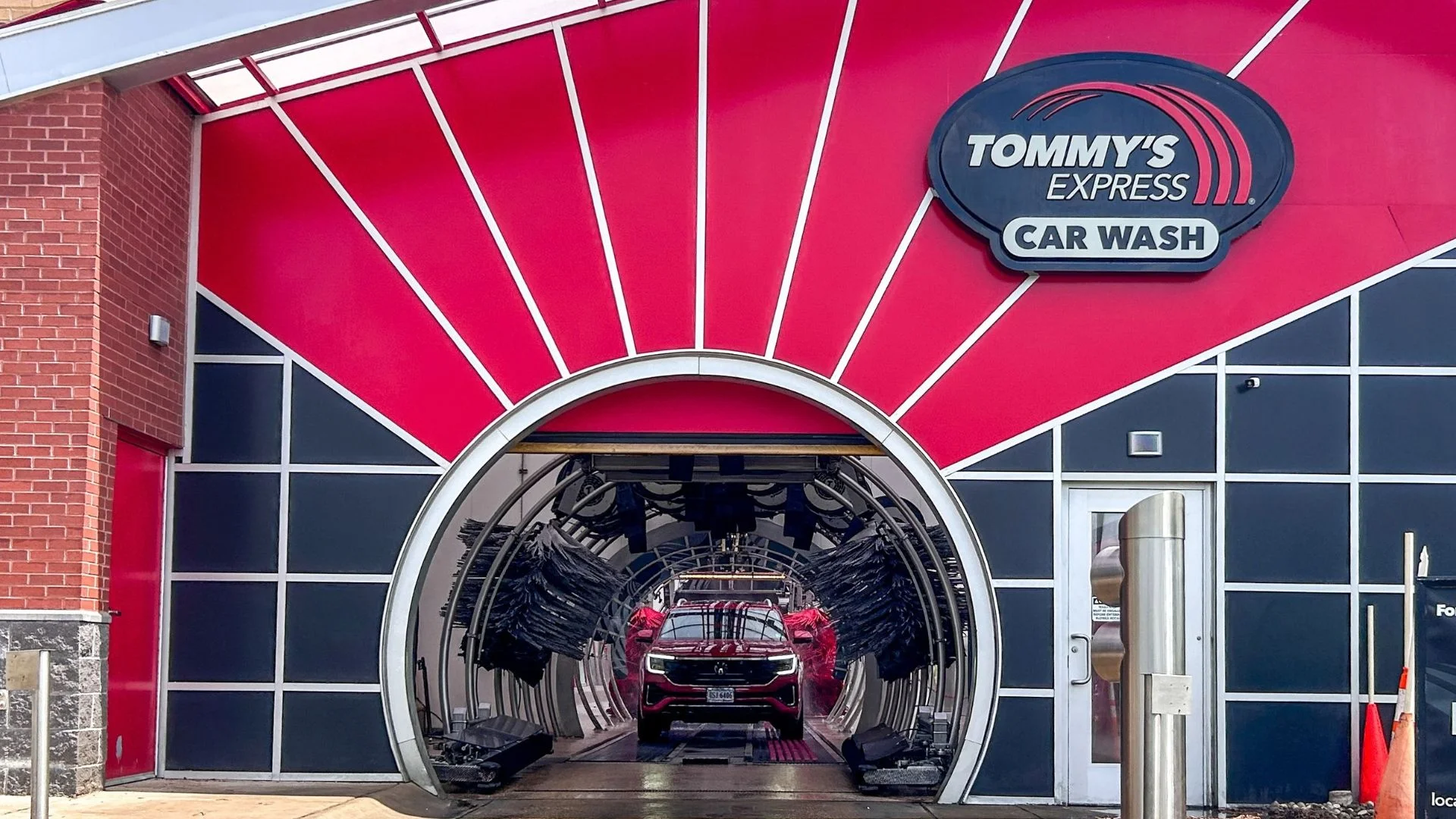 Tommy’s Express wchodzi do Polski. Myjnia za cenę luksusowej rezydencji. myjnia samochodowa Tommy’s Express.