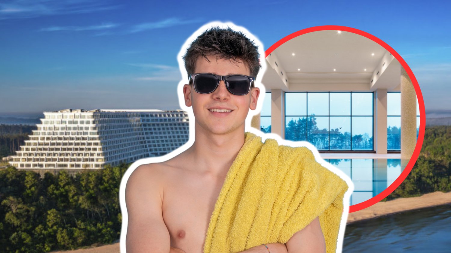 Nastolatek z recznikiem i okularami. W tle Hotel w Pobierowie. Park wodny Tropikana w Pobierowie.