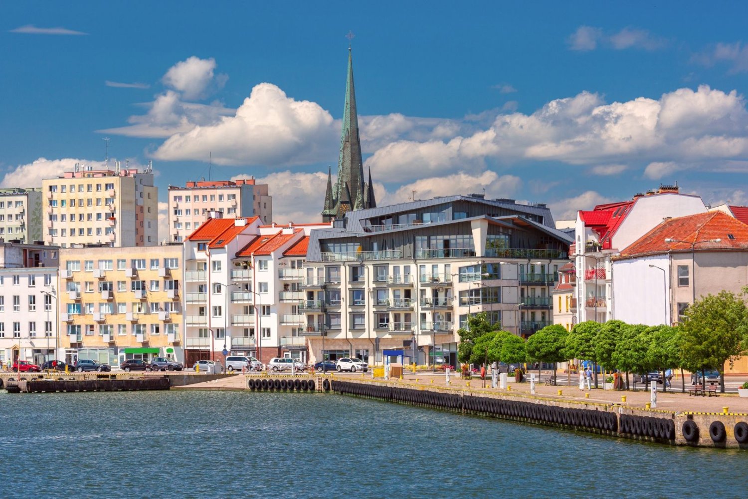 Spór o budowę Greenpoint Plaza w Świnoujściu. Niemieckie media już piszą Nadbrzeżne budynki nad Bałtykiem w Świnoujściu.